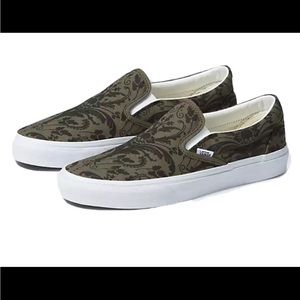 Vans Classic Slip-On Skull Tapestry Grape Leaf True White